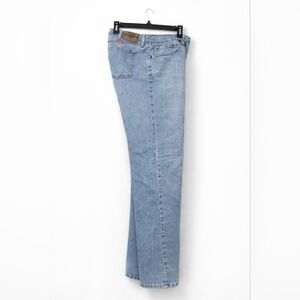 Wrangler Light Wash Straight-Leg Jeans – Classic Fit – Vintage Style Denim